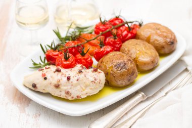 patates ve domates üzerinde çanak ile tavuk