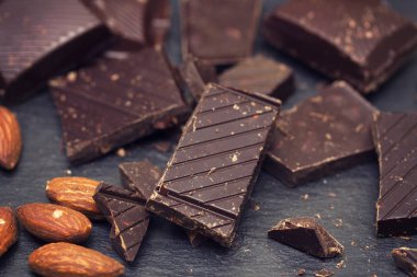 siyah arka plan üzerine badem ile çikolata