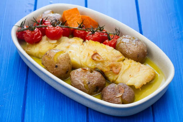 Bacalhau com batata e tomate cereja no prato — Fotografia de Stock