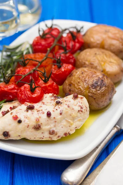 Pollo con patata e pomodoro sul piatto — Foto Stock