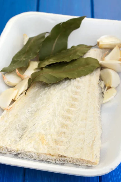 Tuzlanmış Morina balığı beyaz çanak üzerinde — Stok fotoğraf