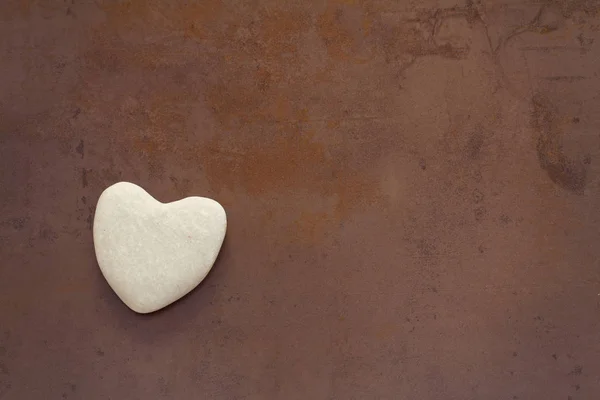 Seramik kahverengi zemin üzerinde kalp — Stok fotoğraf