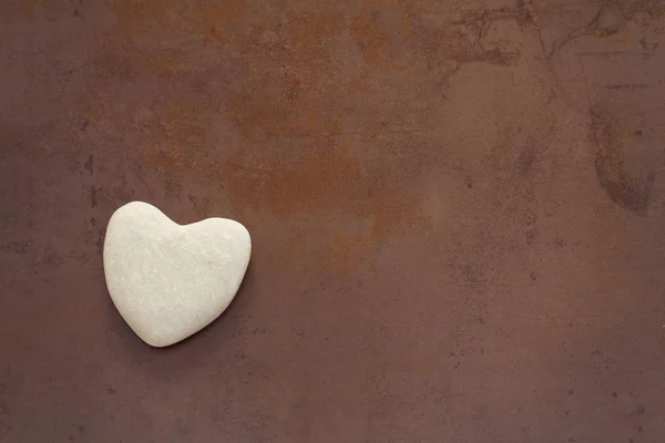 Corazón sobre fondo marrón cerámico —  Fotos de Stock