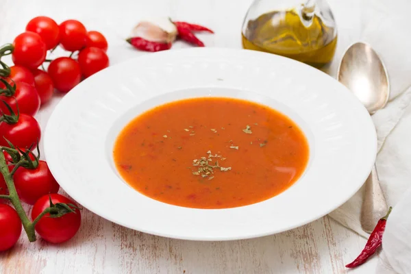 Soupe de tomates dans une assiette blanche — Photo