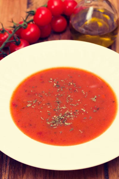 Soupe de tomates dans une assiette blanche — Photo