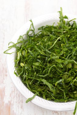 lahana beyaz plaka üzerinde