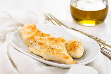 Beyaz çanak üzerinde ızgara tavuk