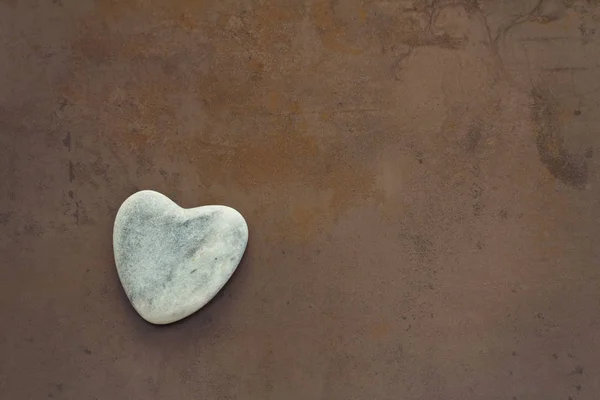 Coeur sur fond brun céramique — Photo