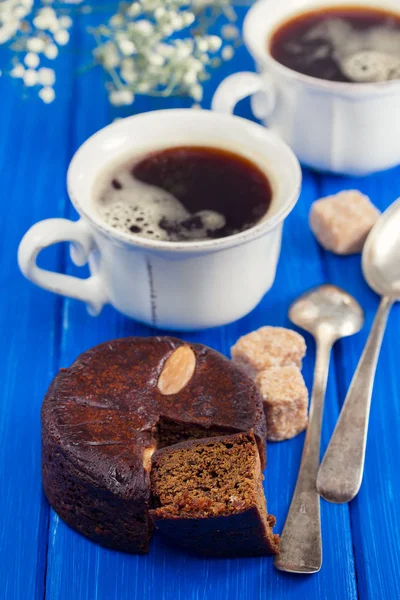 Honey cake of Madeira and cup of coffee — Stock Photo, Image