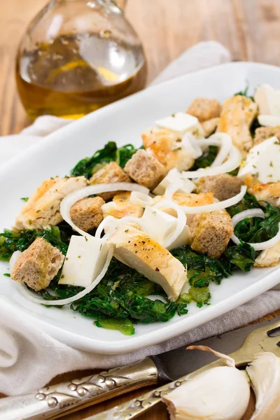 Salada com frango grelhado e repolho — Fotografia de Stock