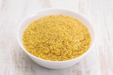 Bulgur beyaz çanak üzerinde