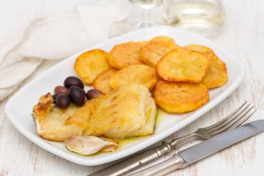 Kızarmış Morina balığı beyaz tabak patates ile