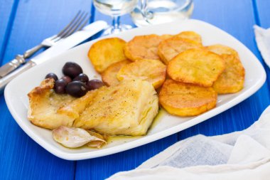 Kızarmış Morina balığı beyaz tabak patates ile