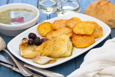 Kızarmış Morina balığı beyaz tabak patates ile