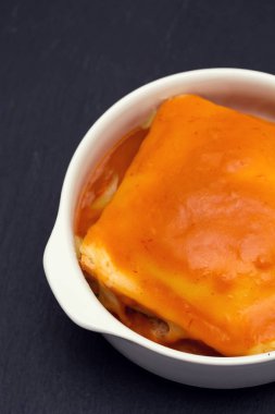 siyah arka plan beyaz kase üzerinde tipik çanak francesinha