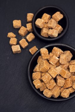 Siyah arka plan üzerine kahverengi şeker