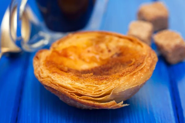 Tradicional ovo torta pastel de nata com xícara de café — Fotografia de Stock