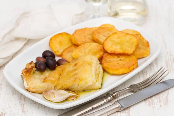 Smażony dorsz z ziemniaków na biały danie — Zdjęcie stockowe