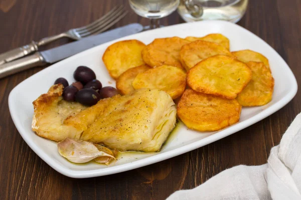 Smażony dorsz z ziemniaków na biały danie — Zdjęcie stockowe