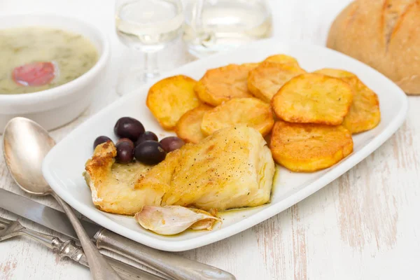 Жареная треска с картошкой на белом блюде — стоковое фото