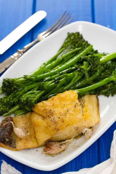 Bacalhau frito com verduras em prato branco — Fotografia de Stock