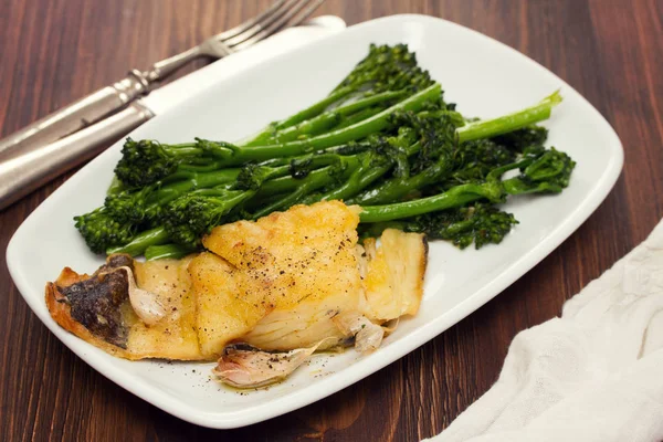 Bacalhau frito com verduras em prato branco — Fotografia de Stock