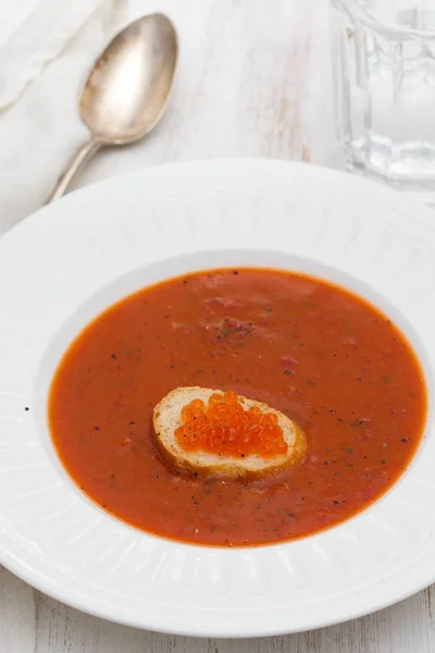 Zupa pomidorowa z tosty z kawioru w biały talerz — Zdjęcie stockowe