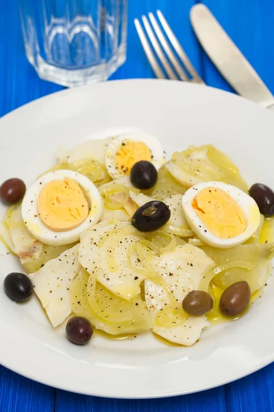 Pește de cod cu cartofi, ouă și măsline pe farfurie — Fotografie, imagine de stoc