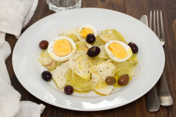 Dorsz z ziemniaków, jajka i oliwki na płycie — Zdjęcie stockowe