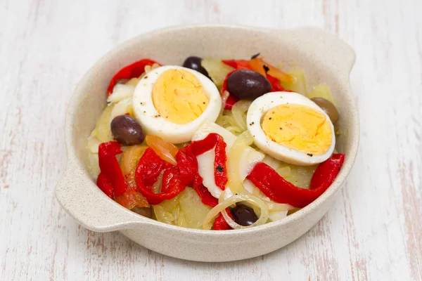 Dorsz z ziemniaków, czerwonej papryki, jajka i oliwki na danie — Zdjęcie stockowe