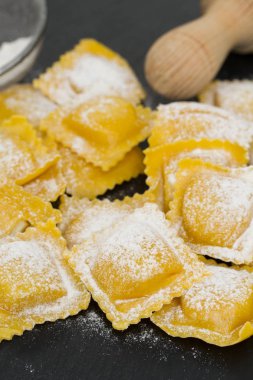 ahşap arka plan üzerinde taze çiğ mantı