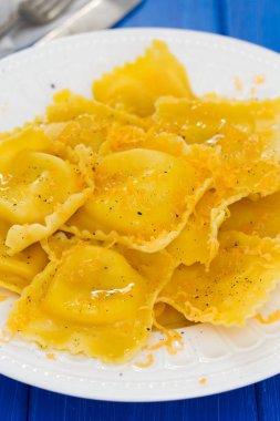 Beyaz arka plan üzerinde beyaz tabakta haşlanmış mantı