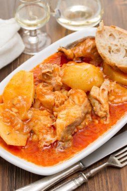 ahşap arka plan üzerinde beyaz kase üzerinde balık güveç