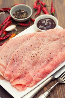 ham Türkiye beyaz yemek sosu ile