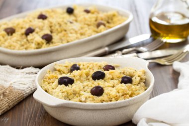 Portekizce yemek morina balığı patates ve yumurta çanak üzerinde