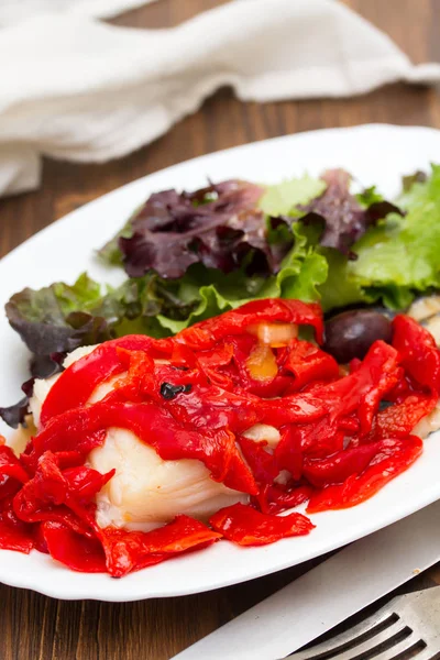 Bacalhau com pimenta vermelha grelhada e salada — Fotografia de Stock