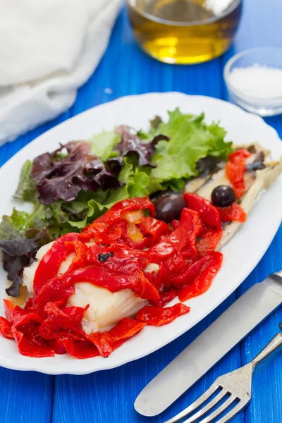 Cod fish with red grilled pepper and salad — Stock Photo, Image