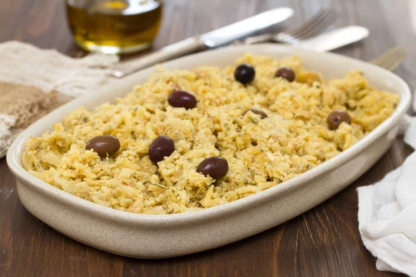 Baccalà portoghese con patate e uova sul piatto — Foto Stock