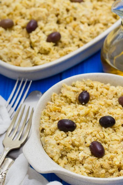 Baccalà portoghese con patate e uova sul piatto — Foto Stock