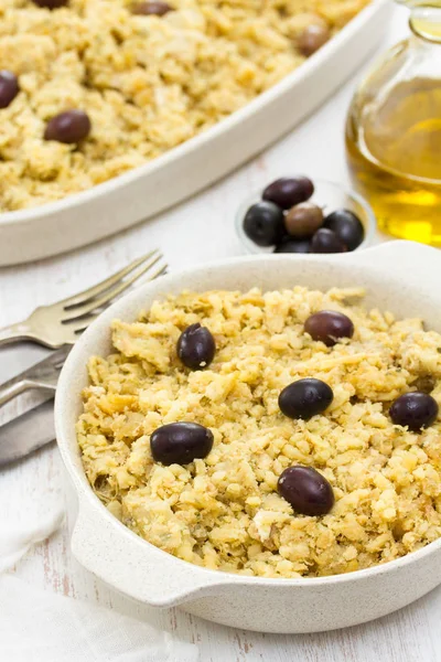 Plato portugués de bacalao con patatas y huevos en el plato — Foto de Stock