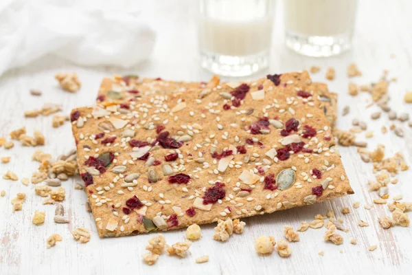 Torrada saudável com frutos secos e sementes — Fotografia de Stock