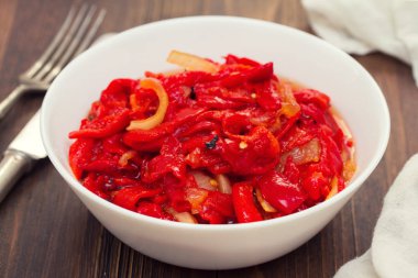 ızgara kırmızı biber soğan salata üzerinde beyaz kase 