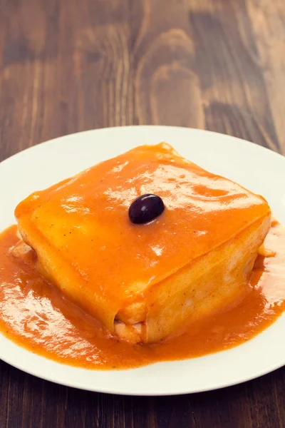 Tipico panino portoghese francesinha — Foto Stock