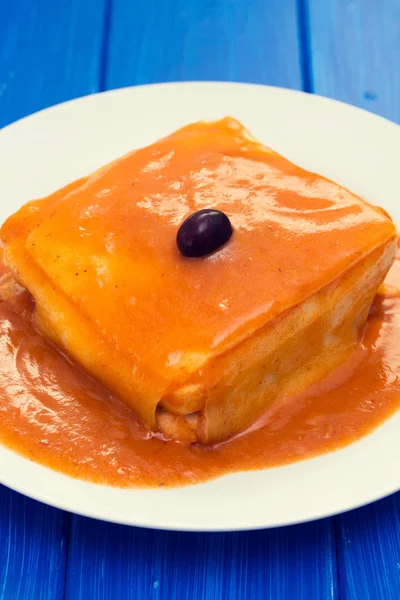 Típico sándwich portugués francesinha —  Fotos de Stock