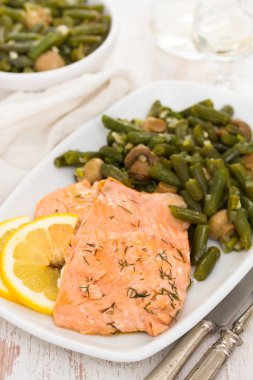 Beyaz çanak limon ve yeşil fasulye ile Somon