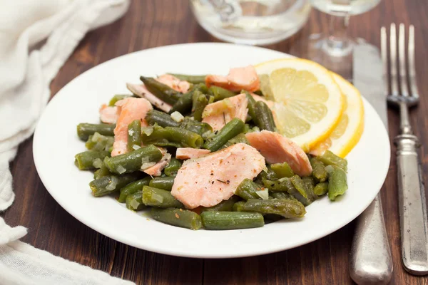 Salada de peixe com feijão verde e cogumelos — Fotografia de Stock