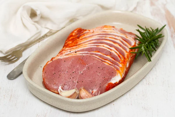 Porco marinado em prato — Fotografia de Stock