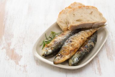 ızgara sardalya yemek ekmek ile