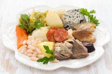 geleneksel Portekizce cozido bir portuguesa çanağı.