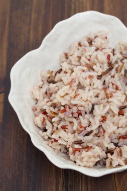 Beyaz kase haşlanmış pirinç